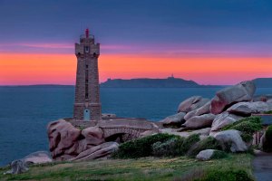 Il faro sull'Atlantico Mean Ruz a Ploumanac’h nella Costa di Granito Rosa in Bretagna.