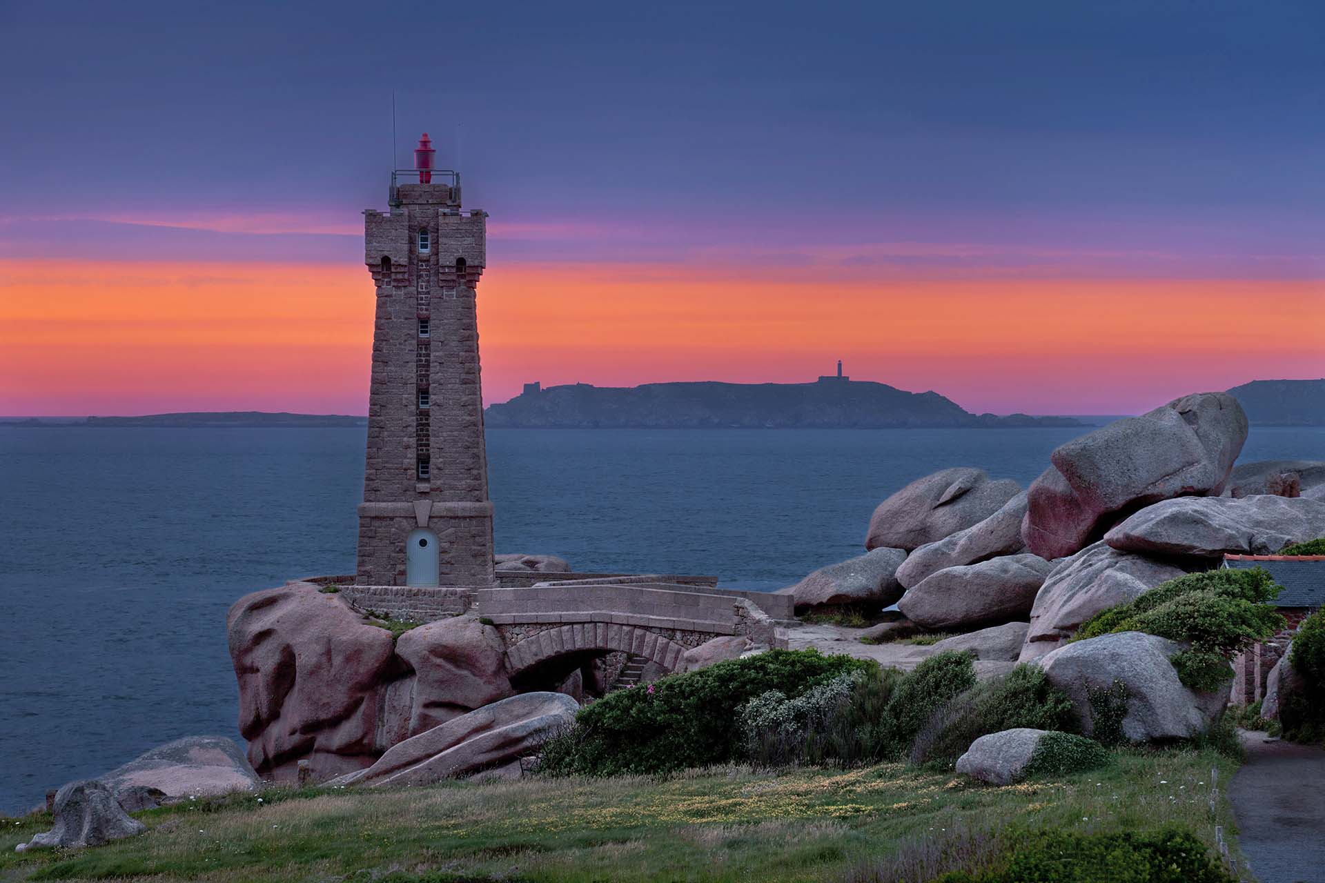 Il faro sull'Atlantico Mean Ruz a Ploumanac’h nella Costa di Granito Rosa in Bretagna.