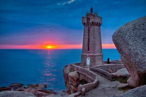 Il faro Mean Ruz a Ploumanac’h nella Costa di Granito Rosa in Bretagna.