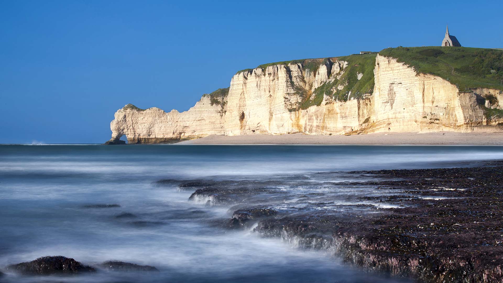 Étretat: La Magia della Falesia d’Amont e la Sua Cappella Vista Mare.
