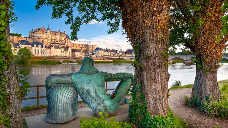 La statua in bronzo dedicata a Leonardo da Vinci ad Amboise, opera dello scultore italiano Amleto Cataldi, con lo sfondo del maestoso Château d'Amboise affacciato sulla Loira.