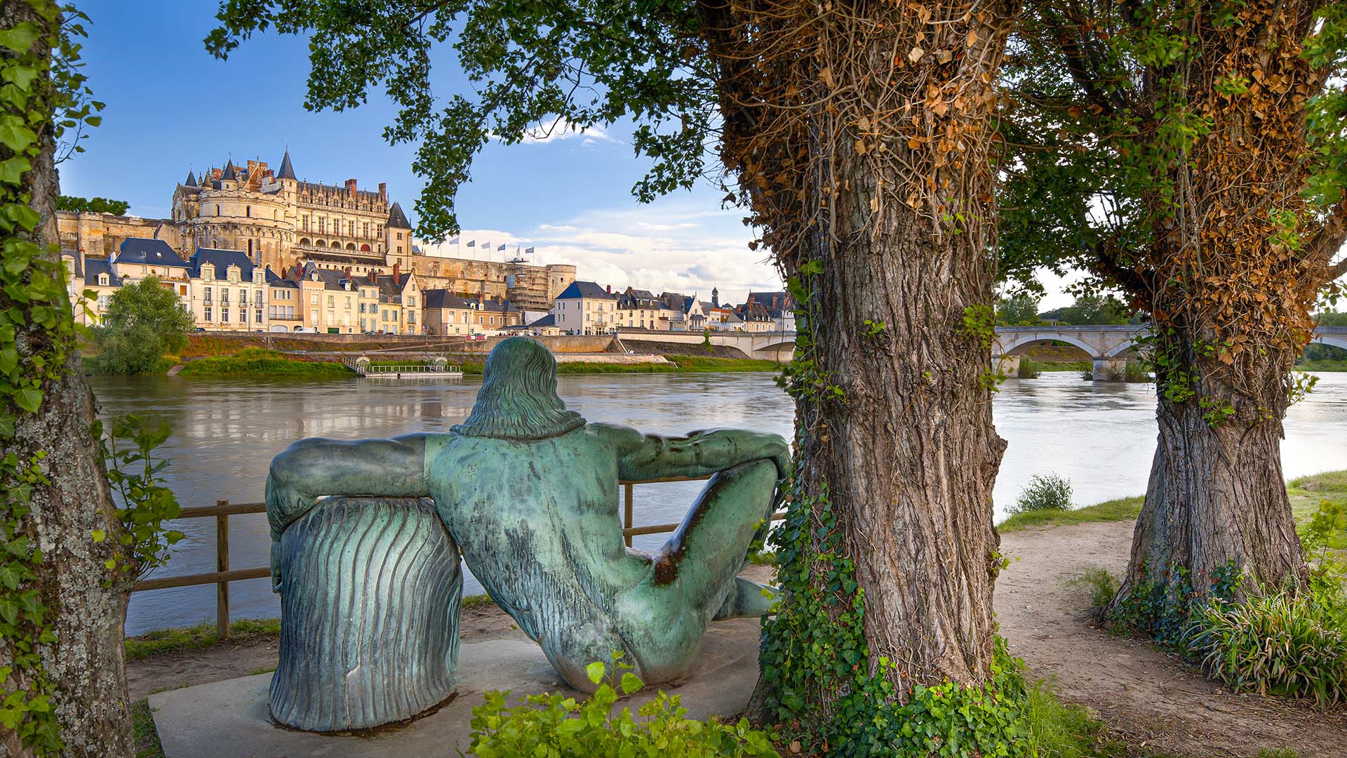 L’ultimo sguardo del Genio: La statua di Leonardo da Vinci a due passi dal Castello di Amboise.