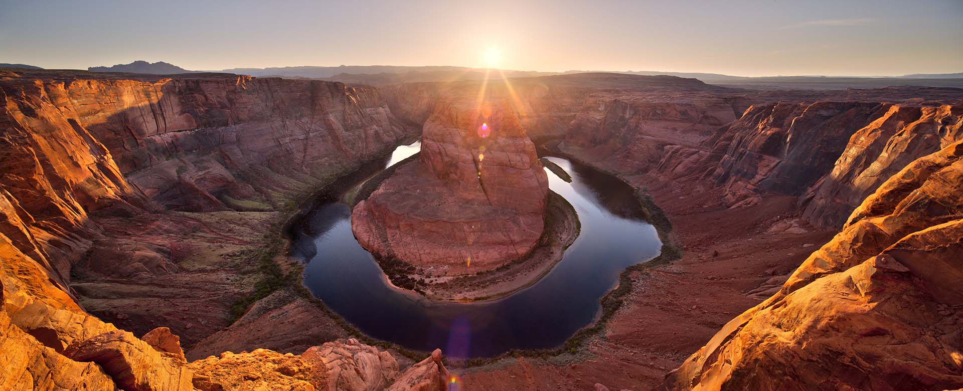 L'Horseshoe Bend, un celebre meandro a forma di ferro di cavallo scavato dal fiume Colorado vicino alla cittadina di Page, in Arizona.
