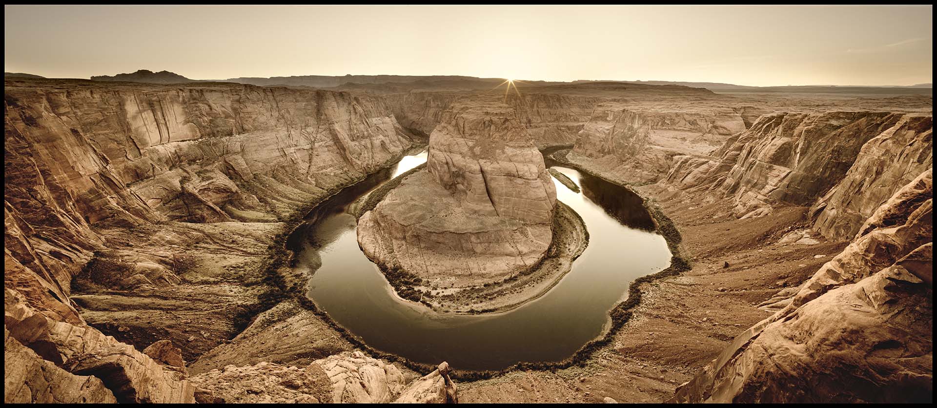 L'Horseshoe Bend, un celebre meandro a forma di ferro di cavallo scavato dal fiume Colorado vicino alla cittadina di Page, in Arizona.