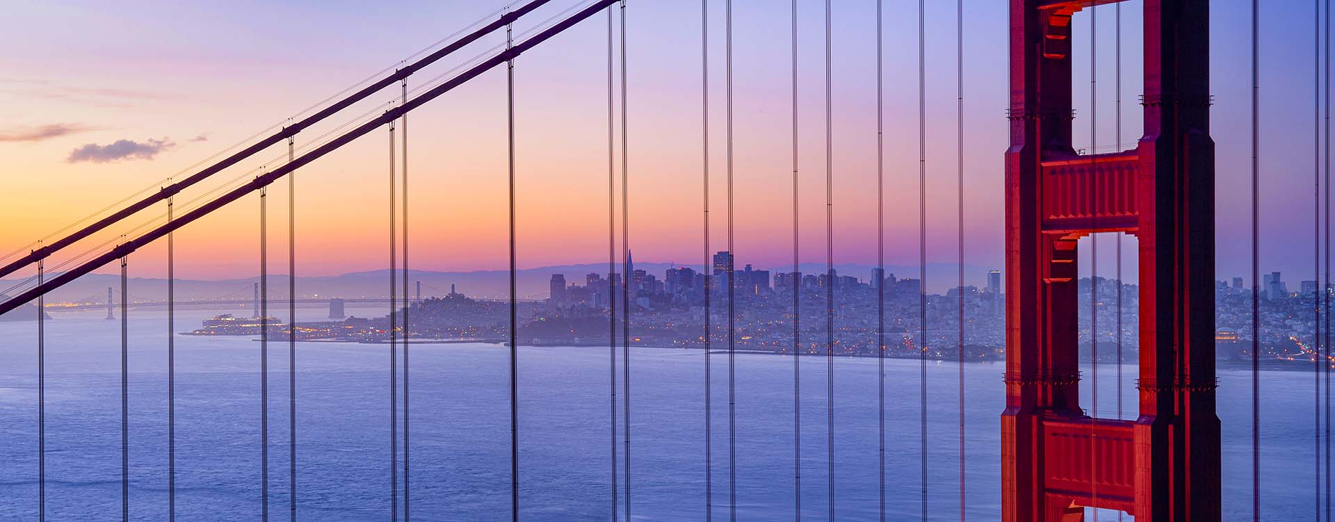 Silenzi d’Acciaio e Luce Dorata: L’Alba Incantata su San Francisco.