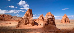 Il Tempio del Sole e della Luna nella Cathedral Valley del Capitol Reef national Park.