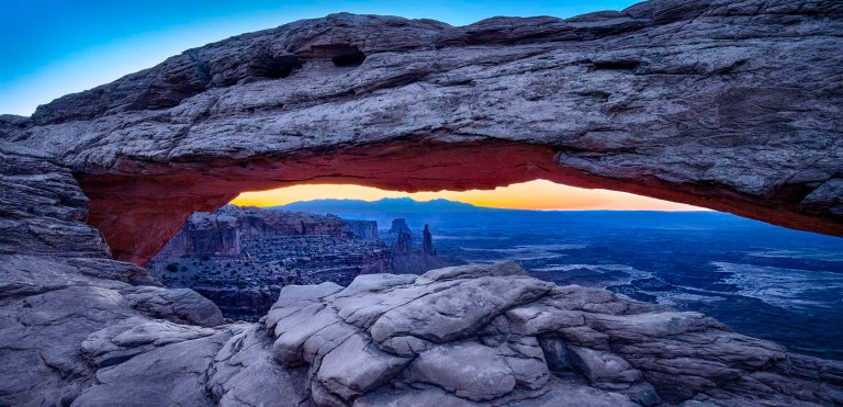 L'arco naturale Mesa Arch nel Canyonlands National Park dello Utah.