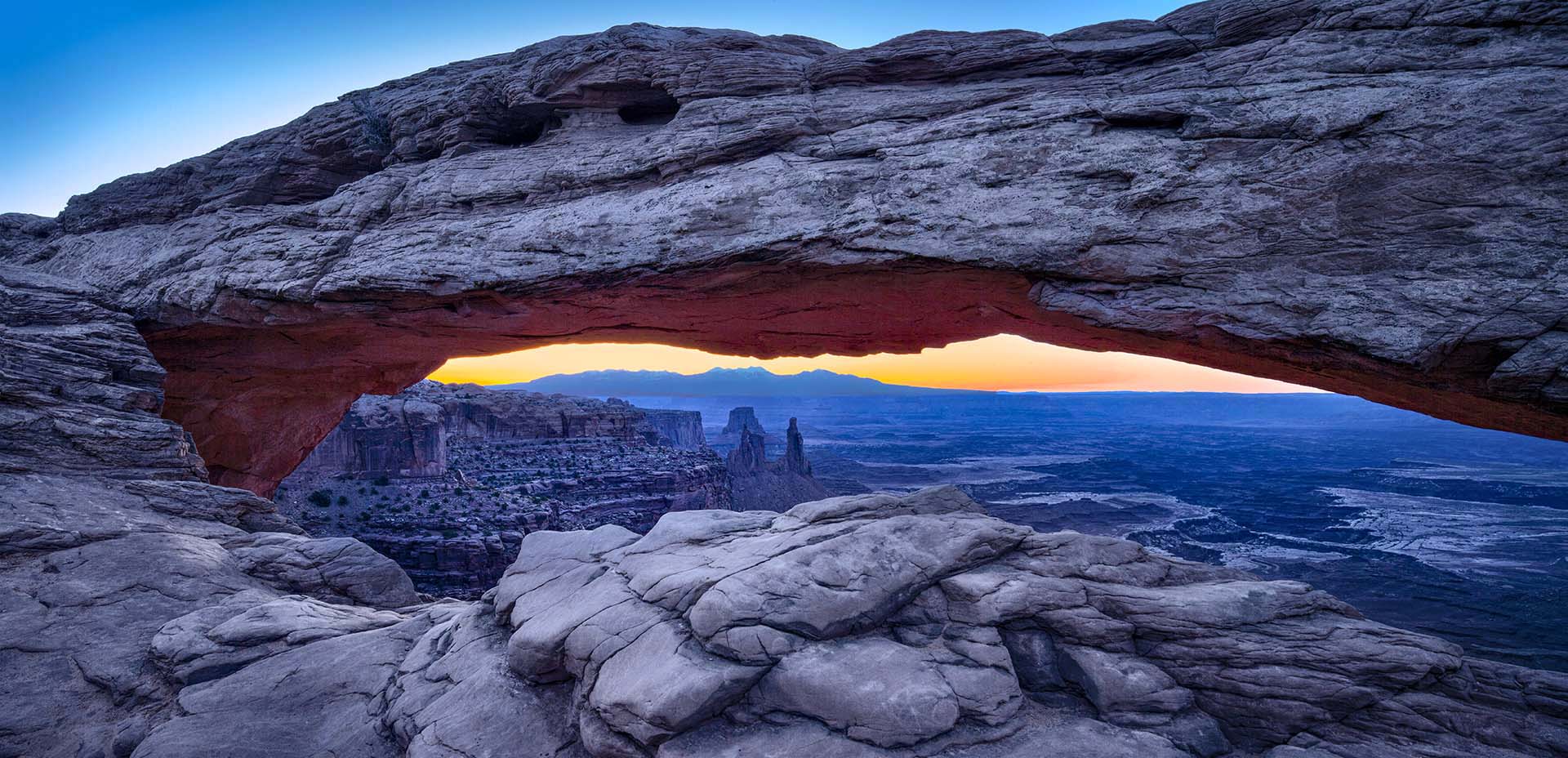 L'arco naturale Mesa Arch nel Canyonlands National Park dello Utah.