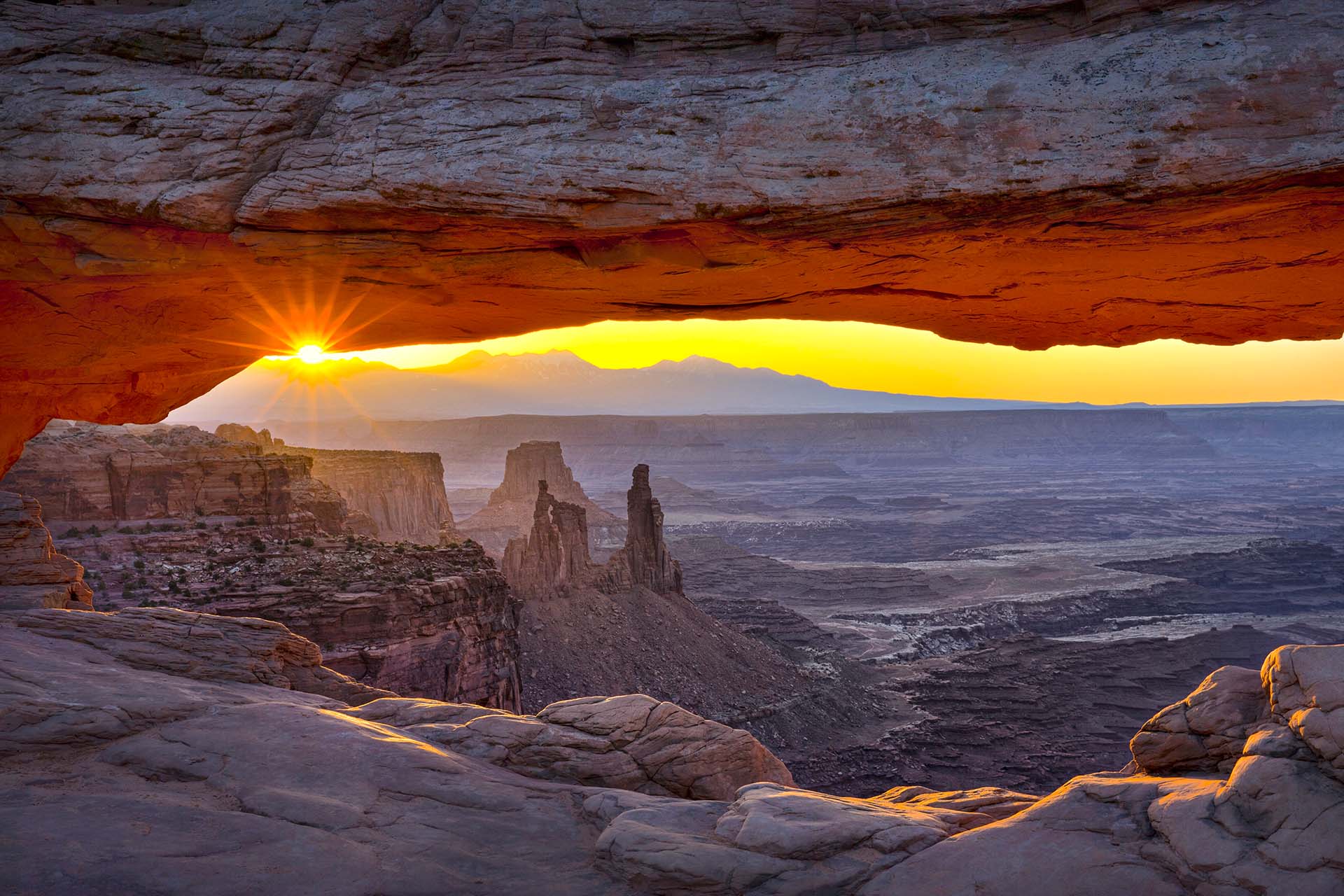L'arco naturale Mesa Arch nel Canyonlands National Park dello Utah. Ovest americano.