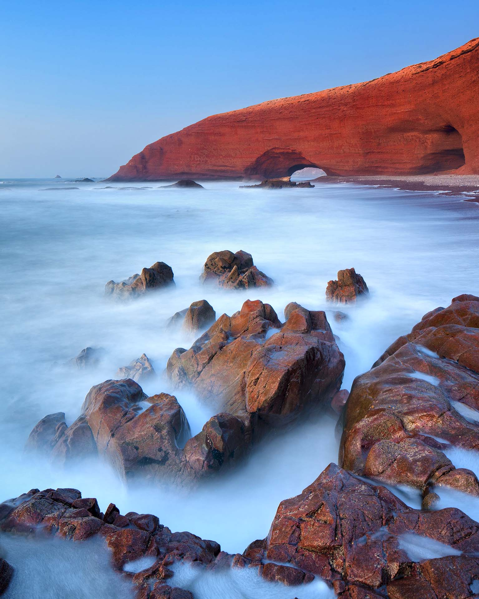Legzira: Il Canto di Pietra e Marea nel Cuore del Sud Marocchino.