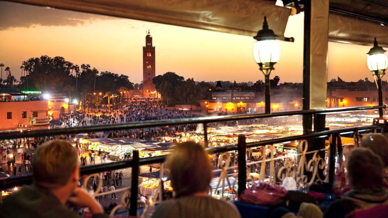 Piazza Jemaa el-Fnaa a Marrakech, in Marocco, ripresa da una terrazza panoramica durante il tramonto.