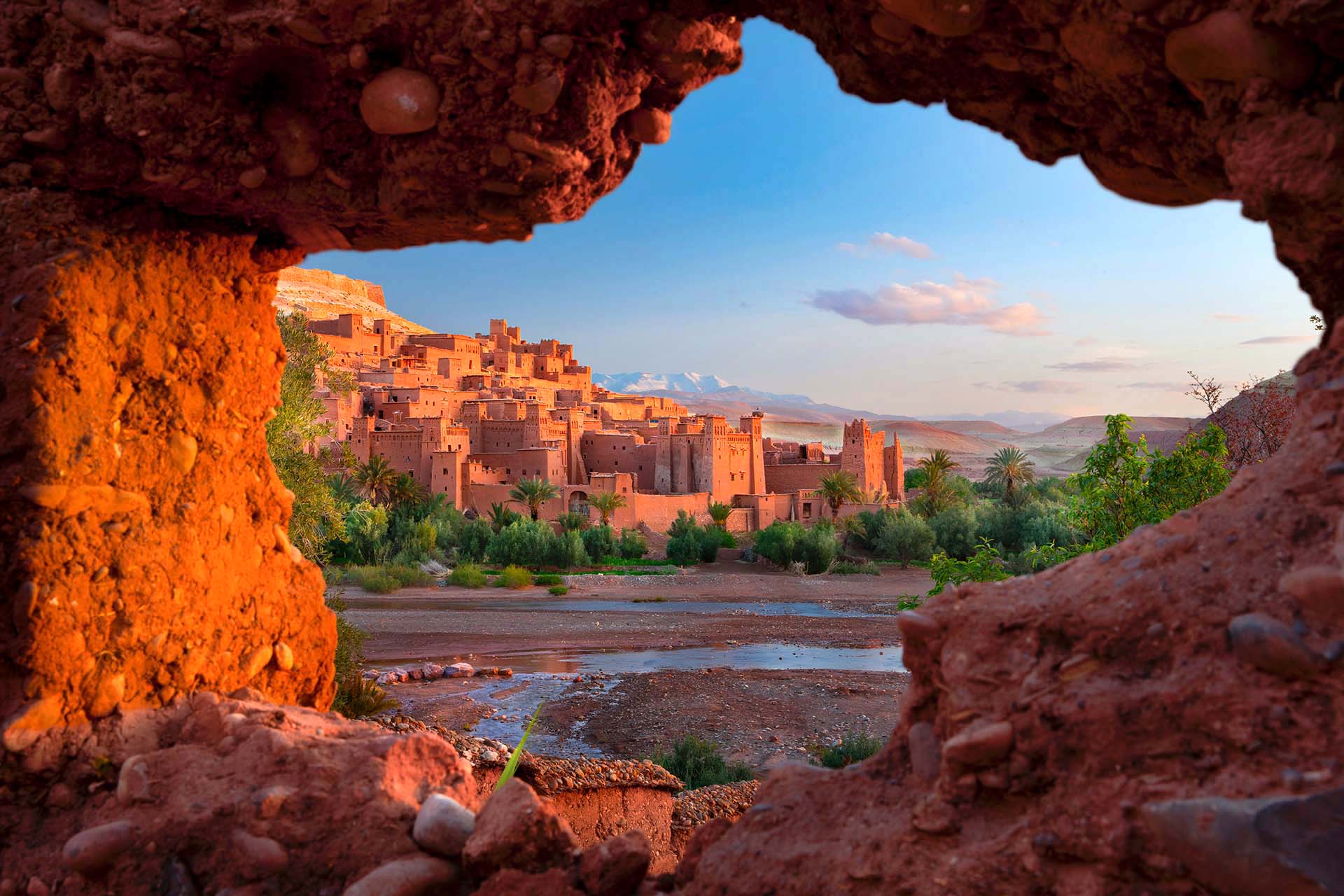 Il villaggio di Ait ben Haddou e le vette innevate dell'Alto Atlante in Marocco.