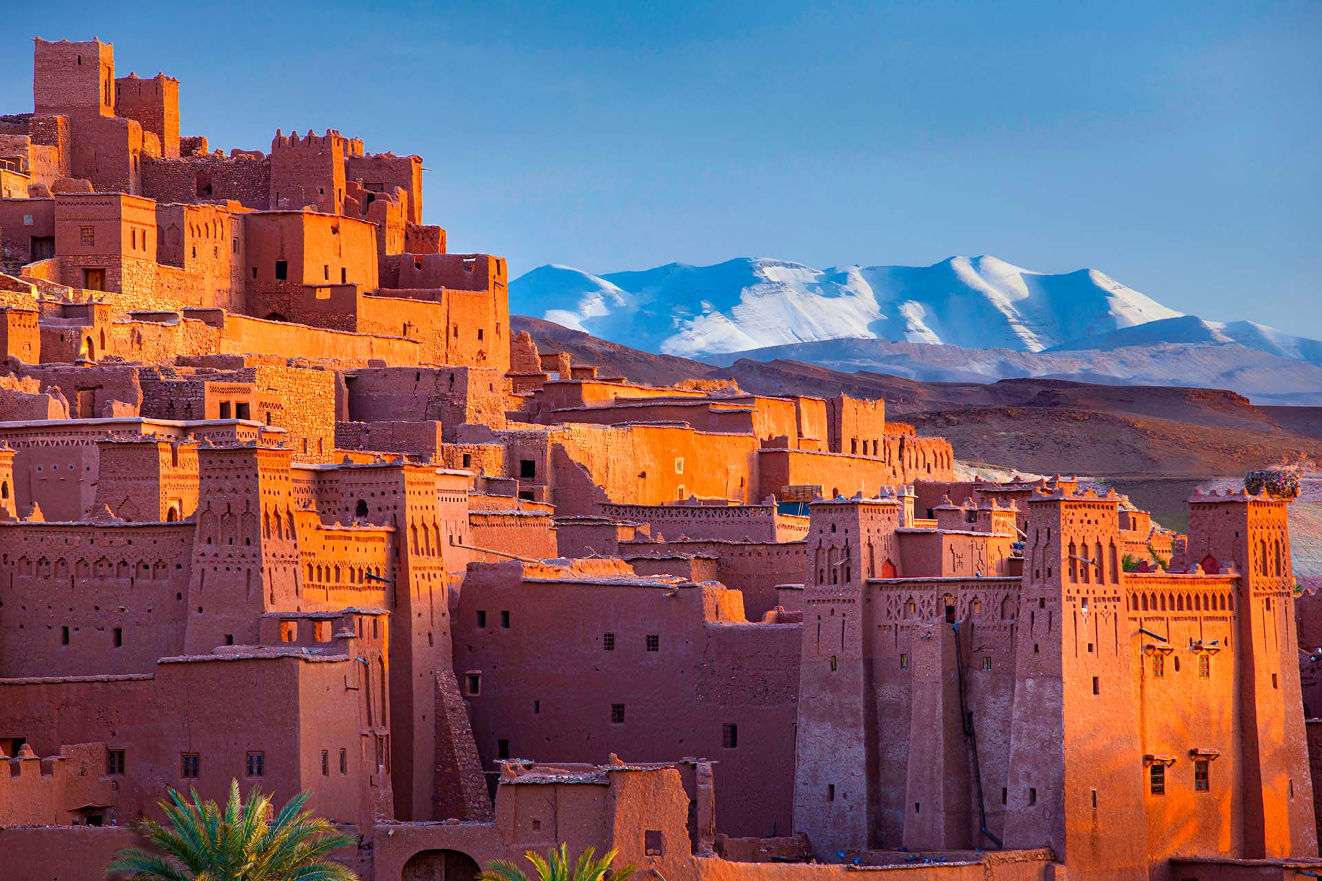 La Kasbah di Ait ben Haddou e le vette innevate dell'Alto Atlante in Marocco.