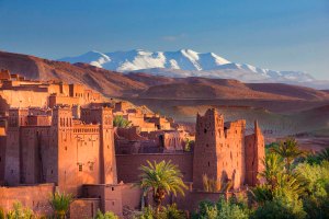 Il villaggio di Ait ben Haddou e le vette innevate dell'Alto Atlante in Marocco.
