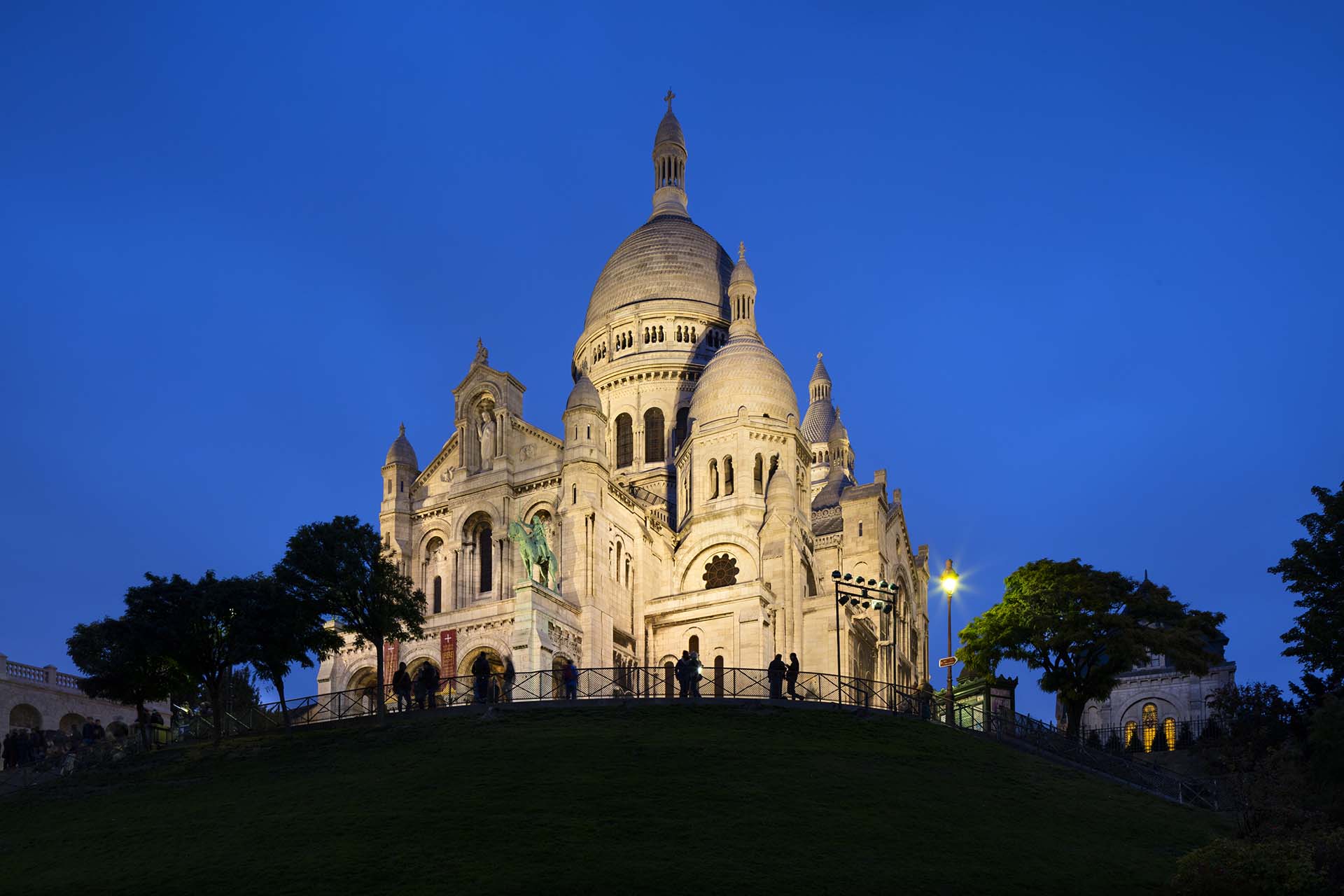 Parigi di notte dal Sacré-Cœur: la magia serale di Montmartre che incanta il mondo