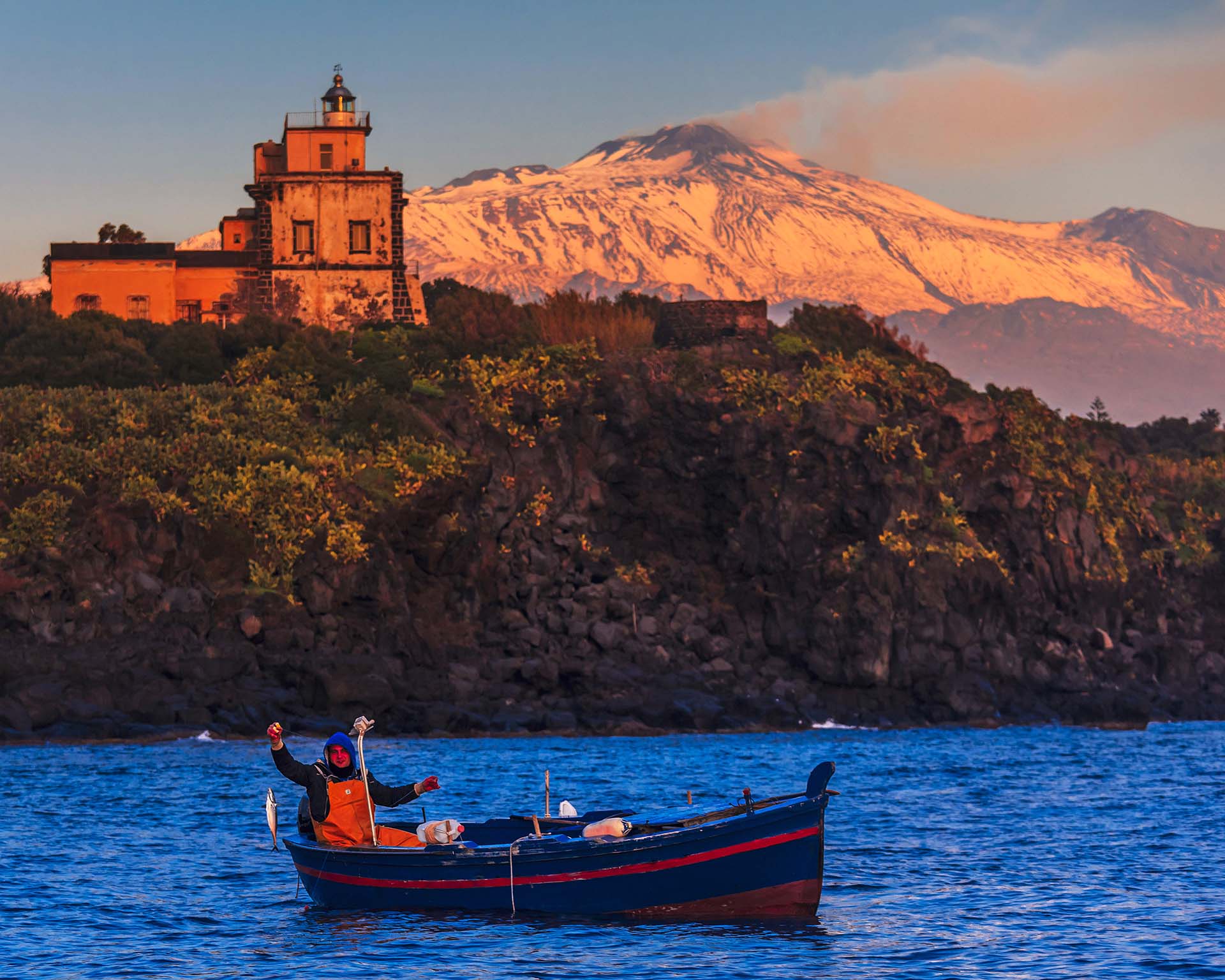 Pesca Tradizionale sotto la Scogliera Lavica di Capo Mulini e lo Sguardo del Vulcano