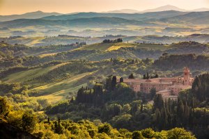 Paesaggio toscano con l'Abbazia di Monte Oliveto Maggiore, monastero benedettino situato nel comune di Asciano.