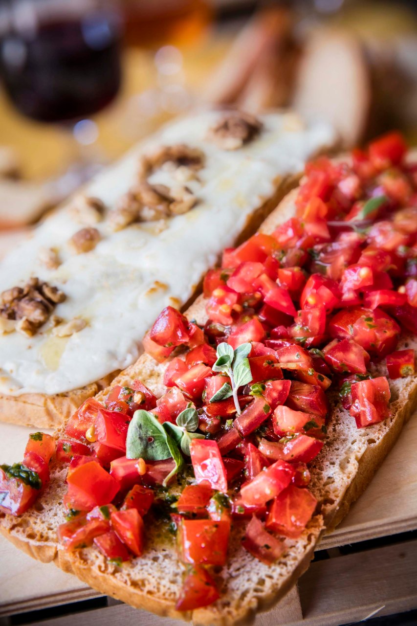 Bruschetta con il pomodoro fresco e olio extravergine di oliva