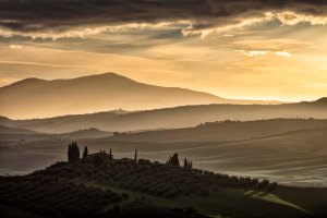 Paesaggio della Val d'Orcia alle prime luci.