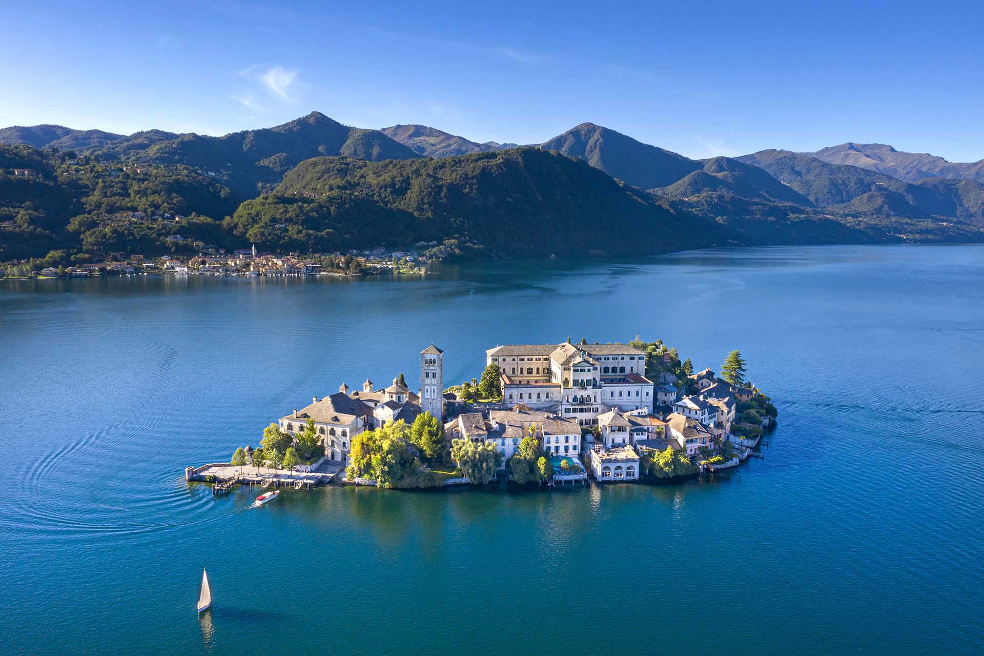 Navigare a vela al Lago d’Orta: guida al fascino dell’Isola di San Giulio.