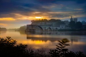 Il famoso Pont Saint-Bénézet (noto anche come Pont d'Avignon), celebre ponte medievale situato ad Avignone, in Provenza, Francia, immortalato all'alba mentre si specchia nel fiume Rodano.