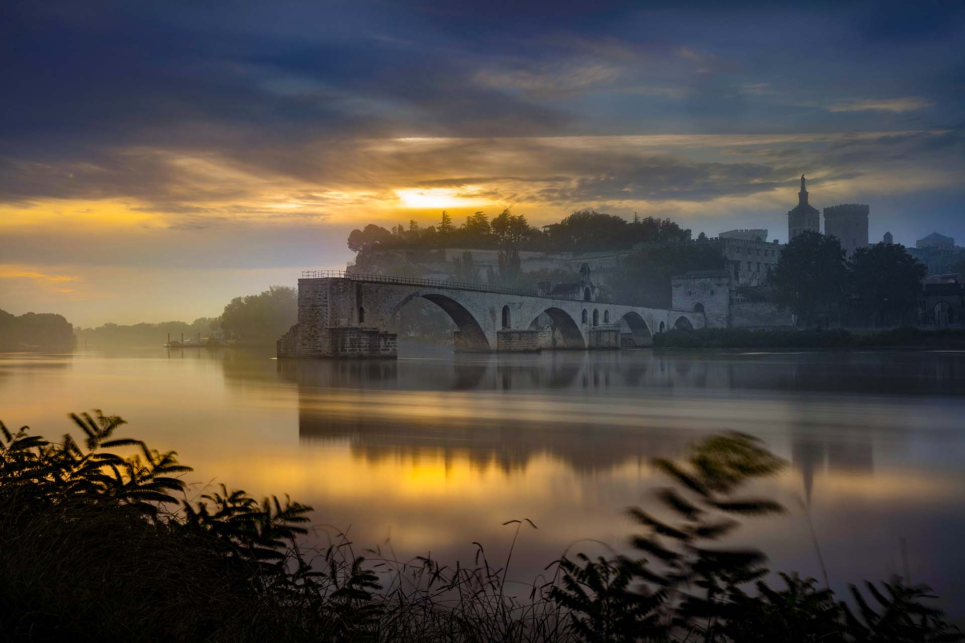 Pont d’Avignon all’Alba: Lo Spettacolo Incantato sul Fiume Rodano.