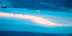 Lingua di sabbia bianca incontaminata di Pinel Island situata nella parte francese di Saint-Martin nelle Antille Francesi.