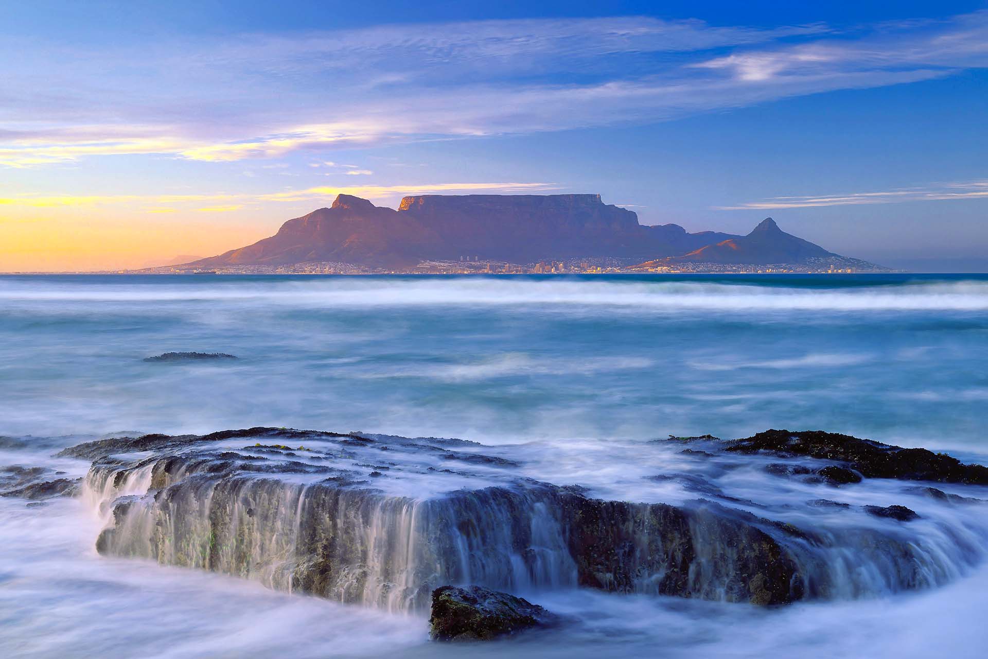 L’alba su Table Mountain: la magia rosa e porpora che risveglia Città del Capo.