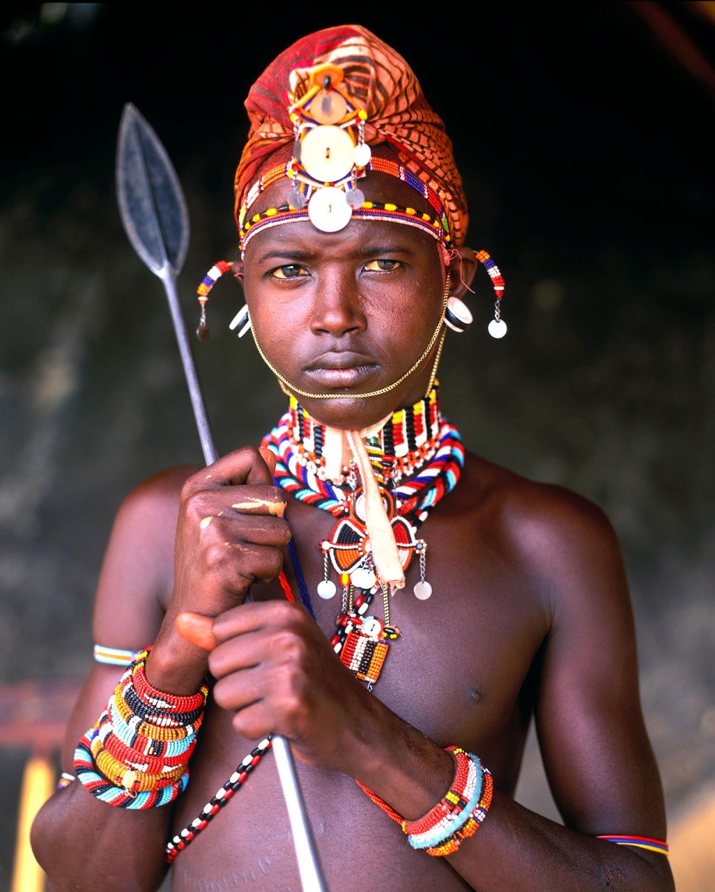 Ritratto di un guerriero Samburu nel Mount Kenya National Park.