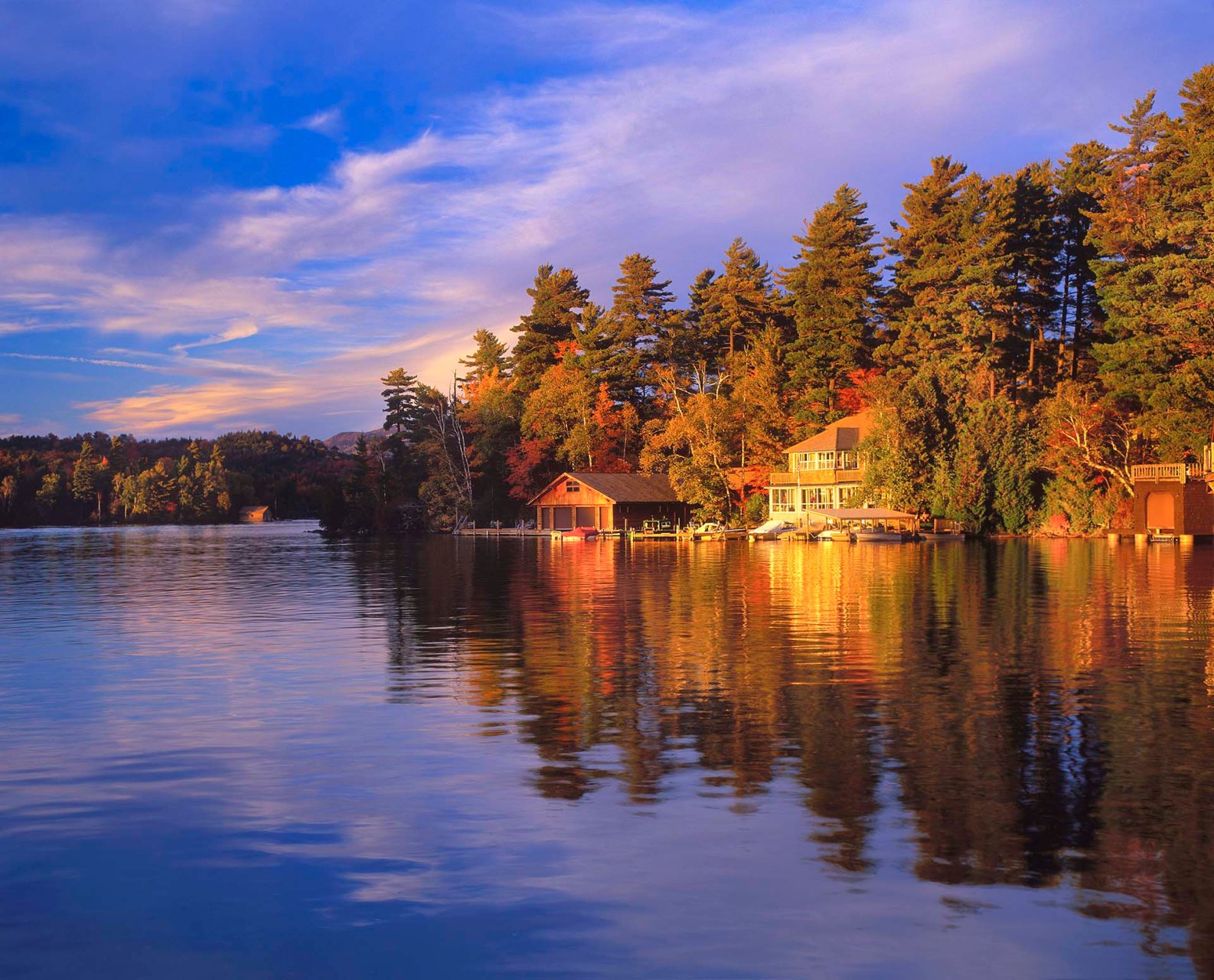 Cottage sulle rive di Lake Placid nell'Adirondack State Park degli Stati Uniti.