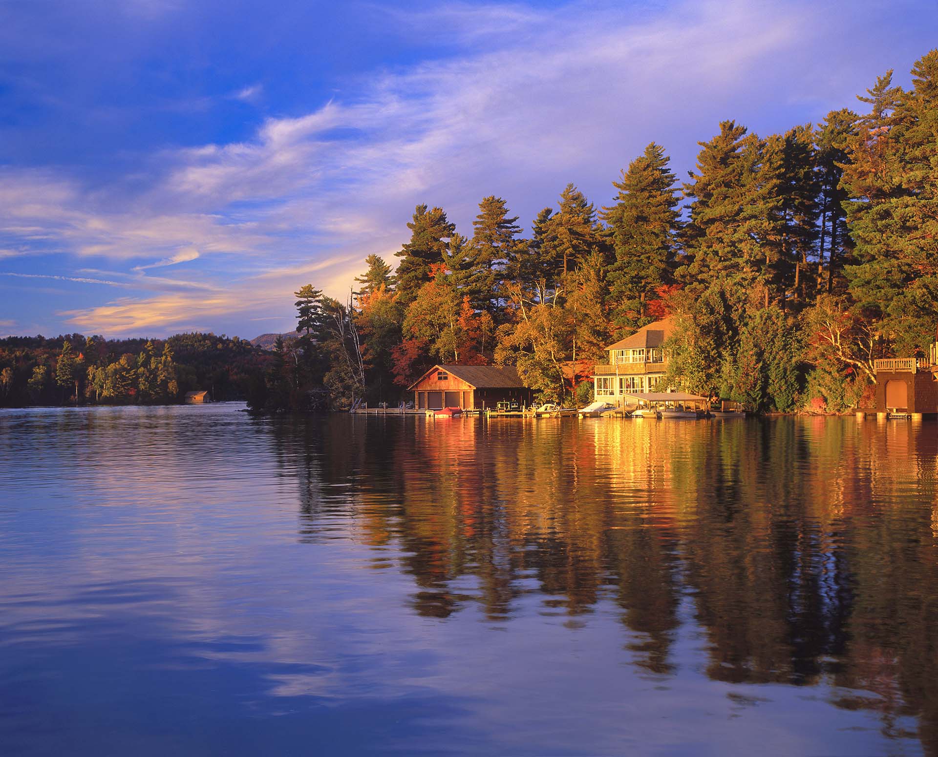 Cottage sulle rive di Lake Placid nell'Adirondack State Park degli Stati Uniti.