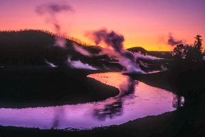 Il fiume Firehole che serpeggia nel bacino di Midway Geyser nel Parco Nazionale di Yellowstone, nel Wyoming