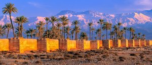 I Bastioni di Marrakech e le vette innevate dell'Alto Atlante.