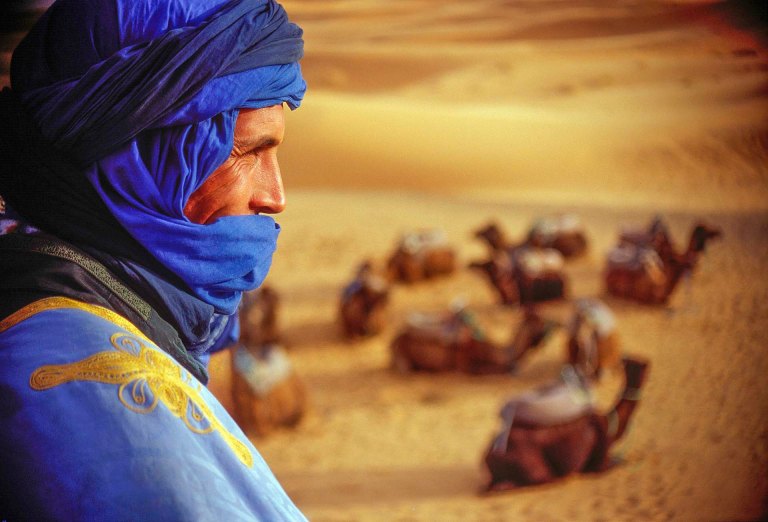 Touareg nel deserto di Erg Chebbi.