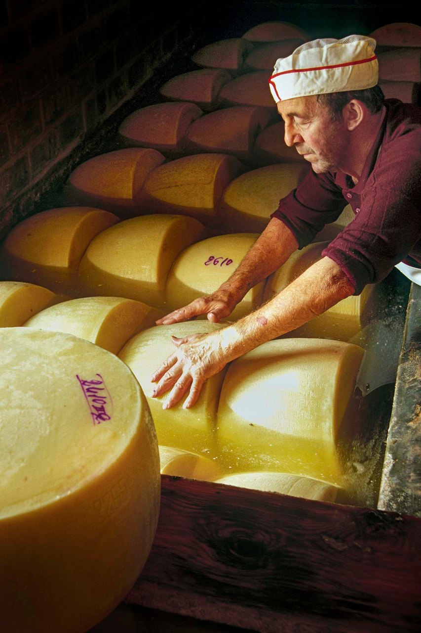 Salatura delle forme di Parmigiano Reggiano.