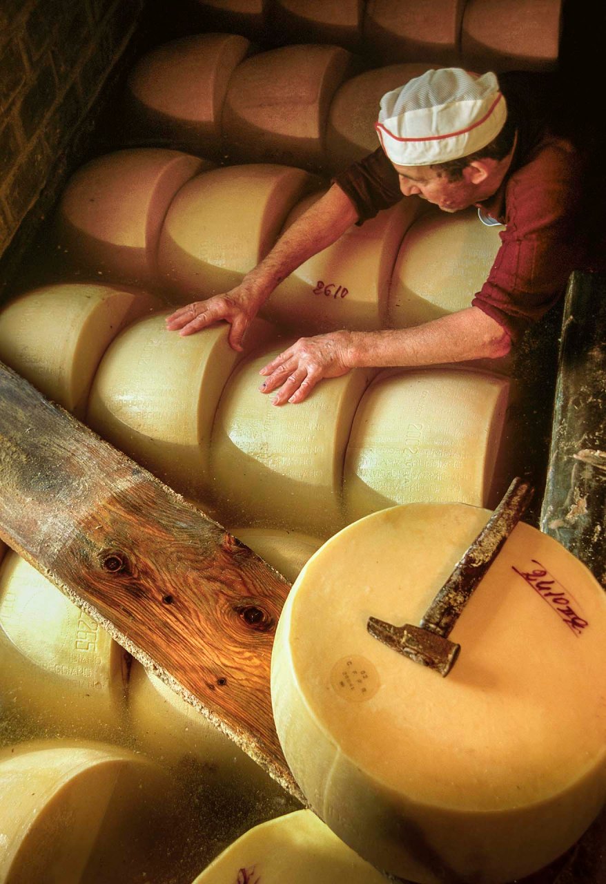 Salatura delle forme di Parmigiano Reggiano.