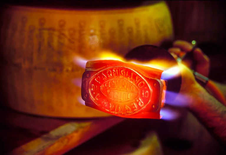 La Marchiatura a Fuoco del Parmigiano Reggiano DOP.