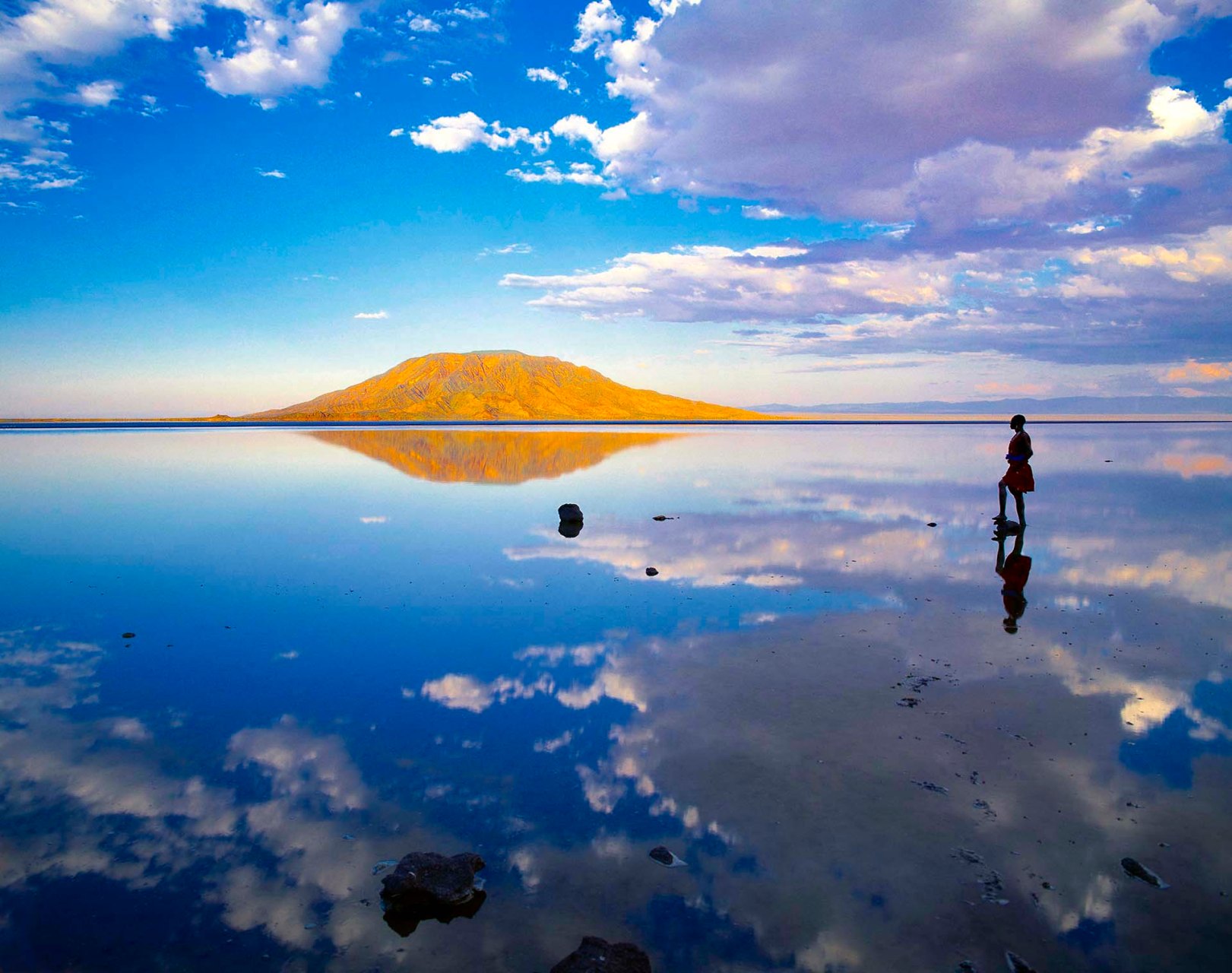 Lago Natron in Tanzania e il vulcano Ol Doinyo Lengai