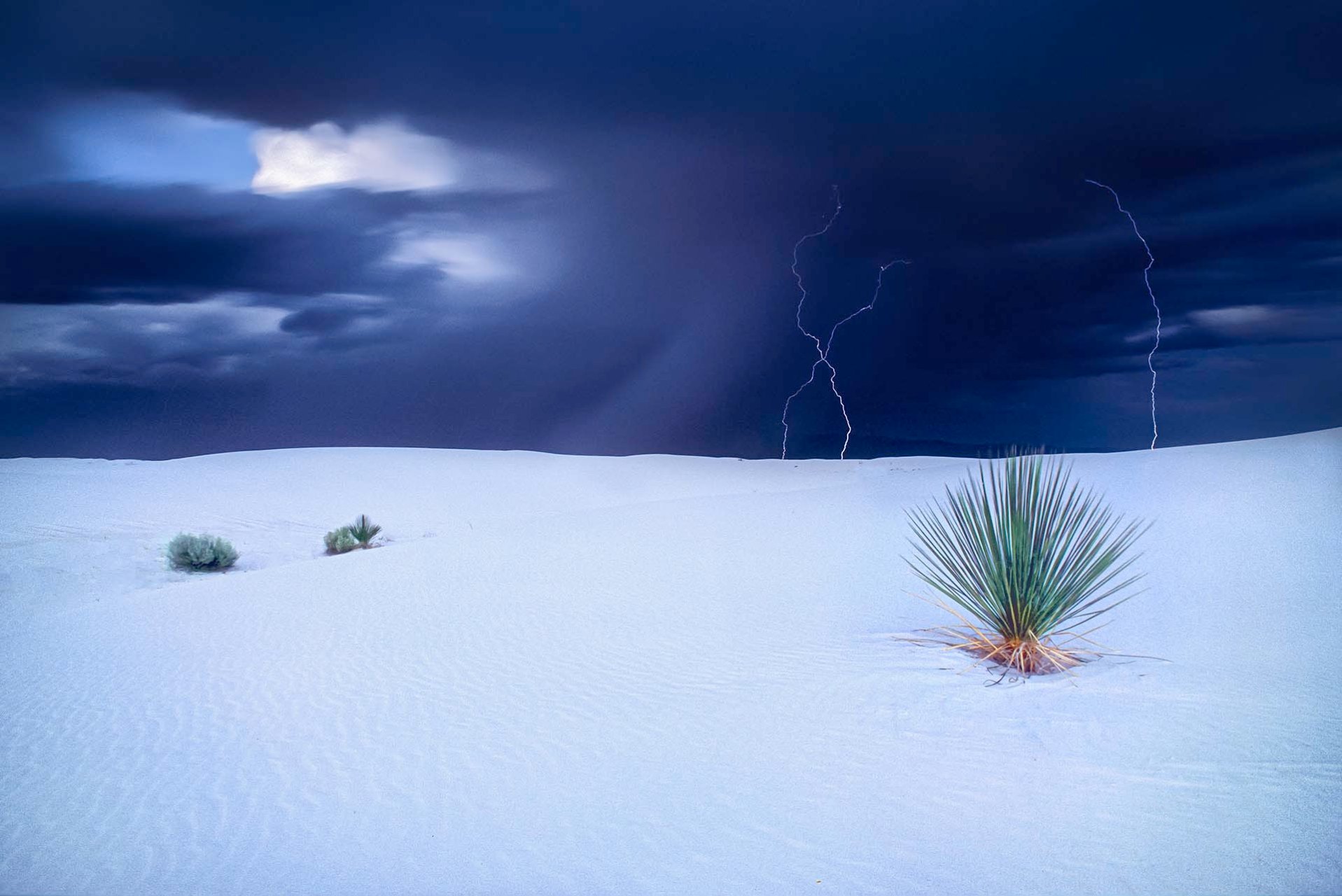 Dune di gesso del White Sands National Park in Nuovo Messsico con fulmini temporaleschi. 