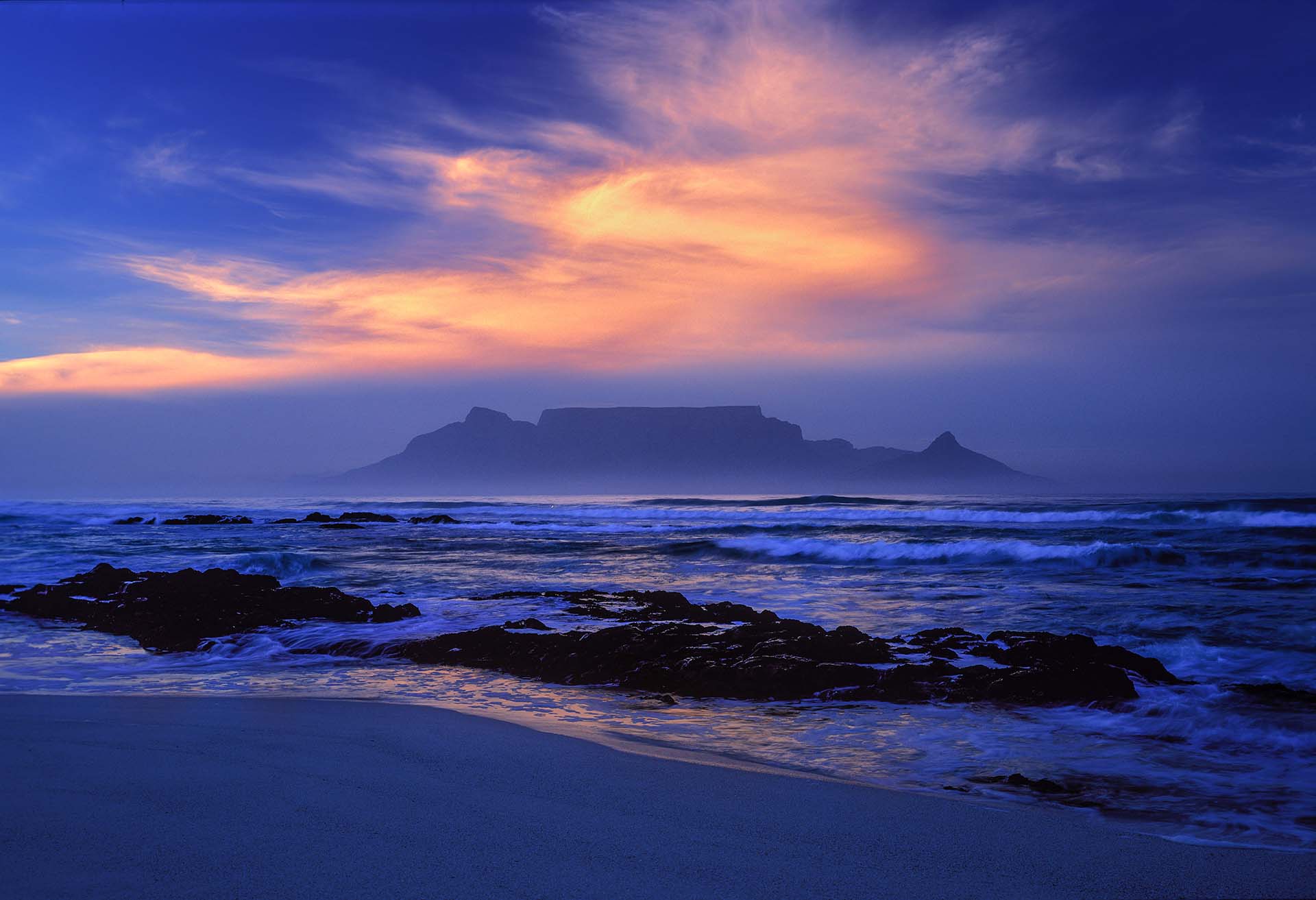 Il primo raggio di sole su Table Mountain: il risveglio rosa e porpora di Città del Capo.
