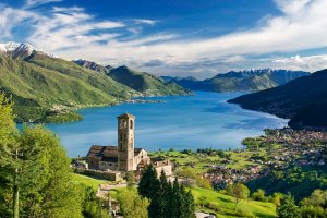 A Peglio la chiesa di Sant'Eusebio e il panorama del Lago di Como.
