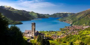 A Peglio la chiesa di Sant'Eusebio e il panorama del Lago di Como.