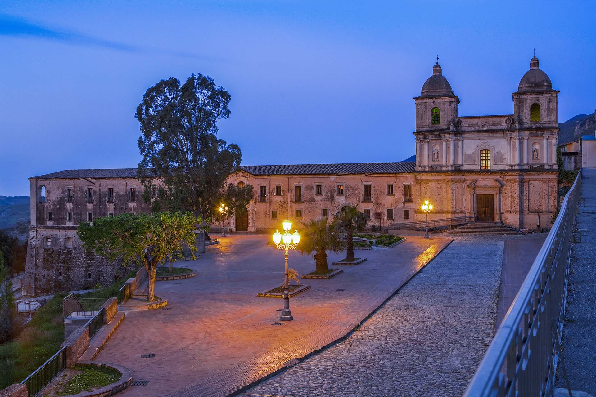 Il complesso di San Giovanni Therestis e la suggestiva Piazza San Giovanni a Stilo