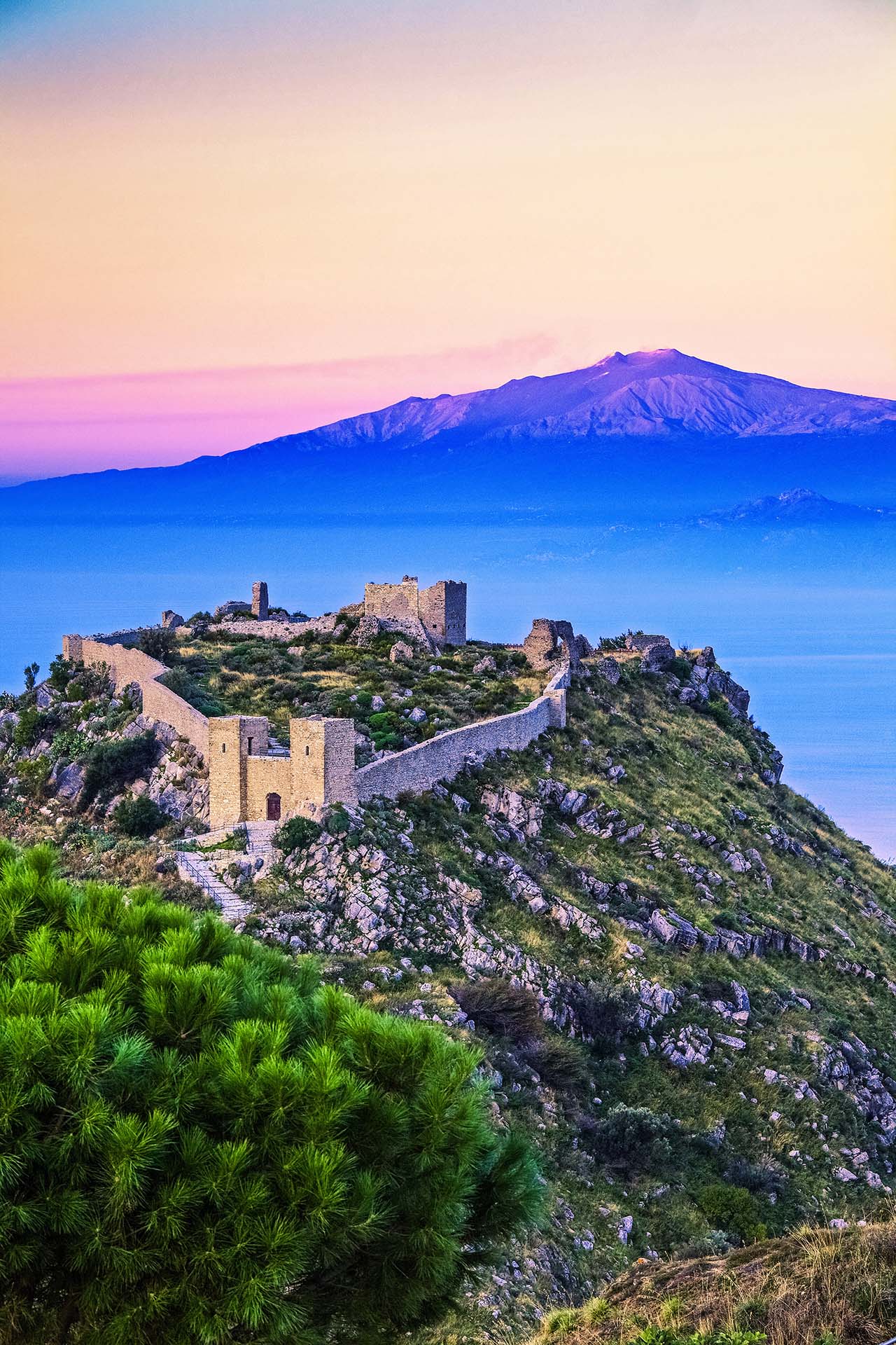 SIM-767738 - Castello Sant'Aniceto e Monte Etna, una vista mozzafiato sullo stretto