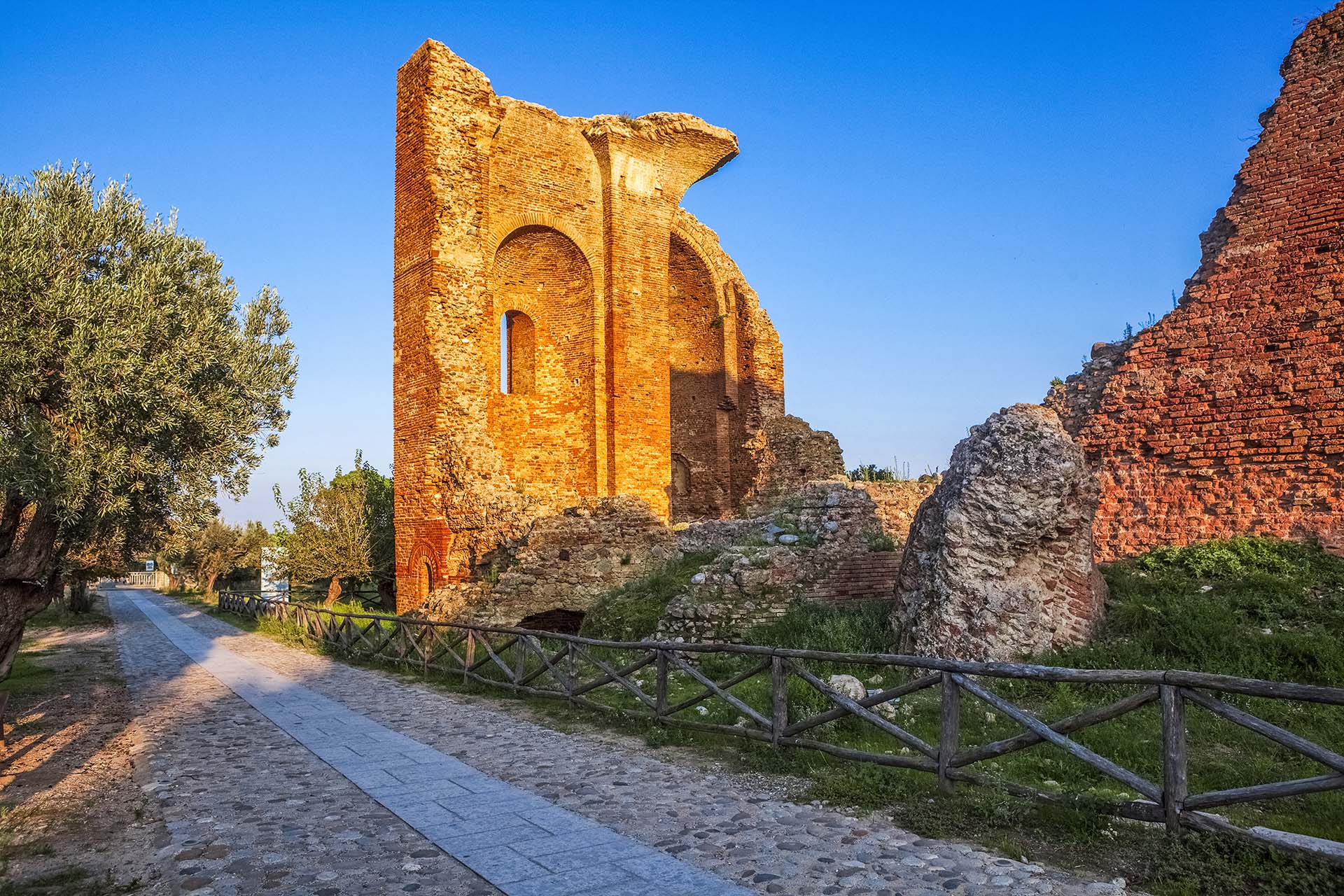I maestosi resti della Basilica di Santa Maria della Roccella nel Parco Archeologico di Scolacium