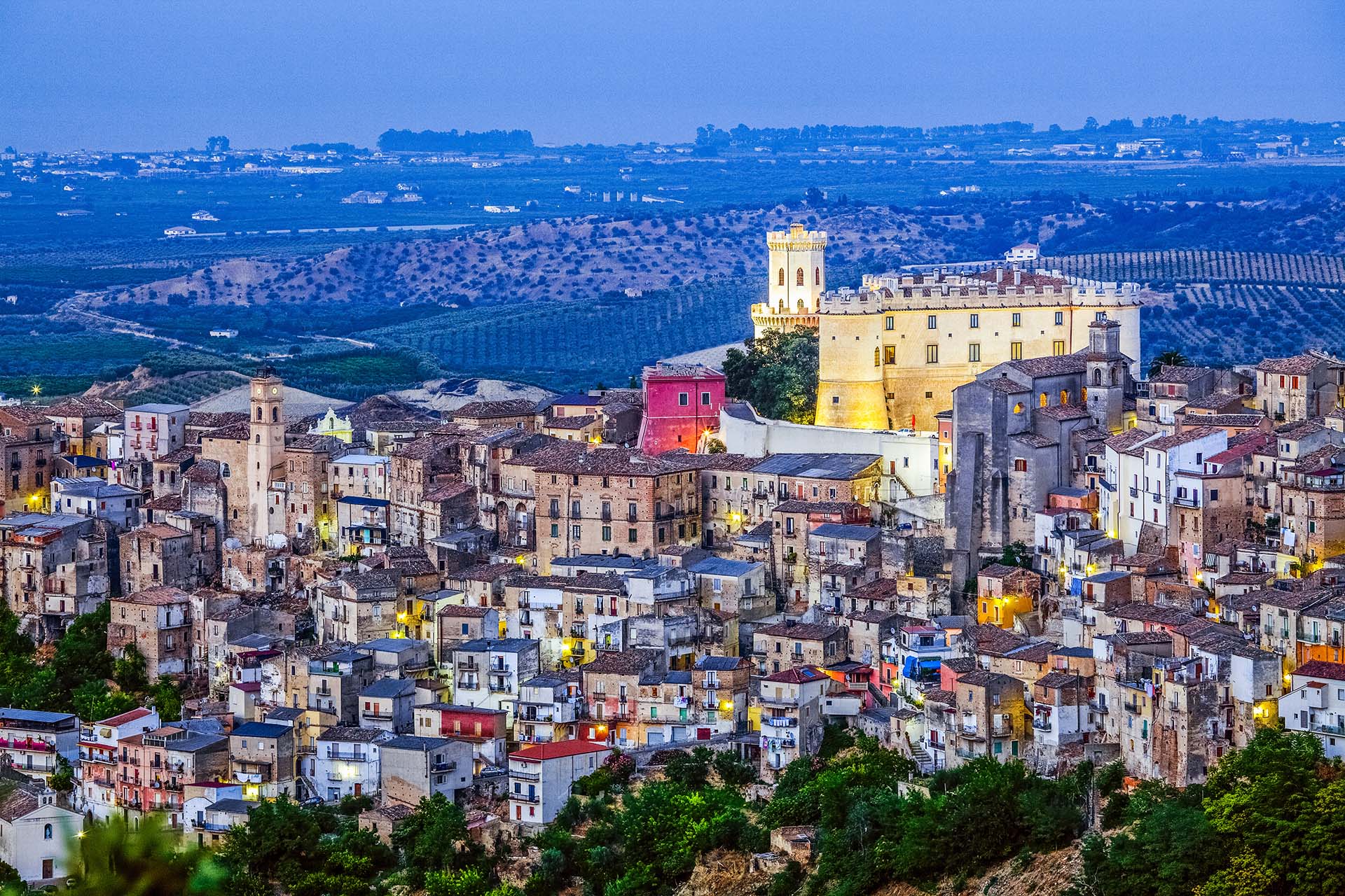 Il borgo di Corigliano Calabro con il Castello Ducale, una gemma affacciata sulla Piana di Sibari
