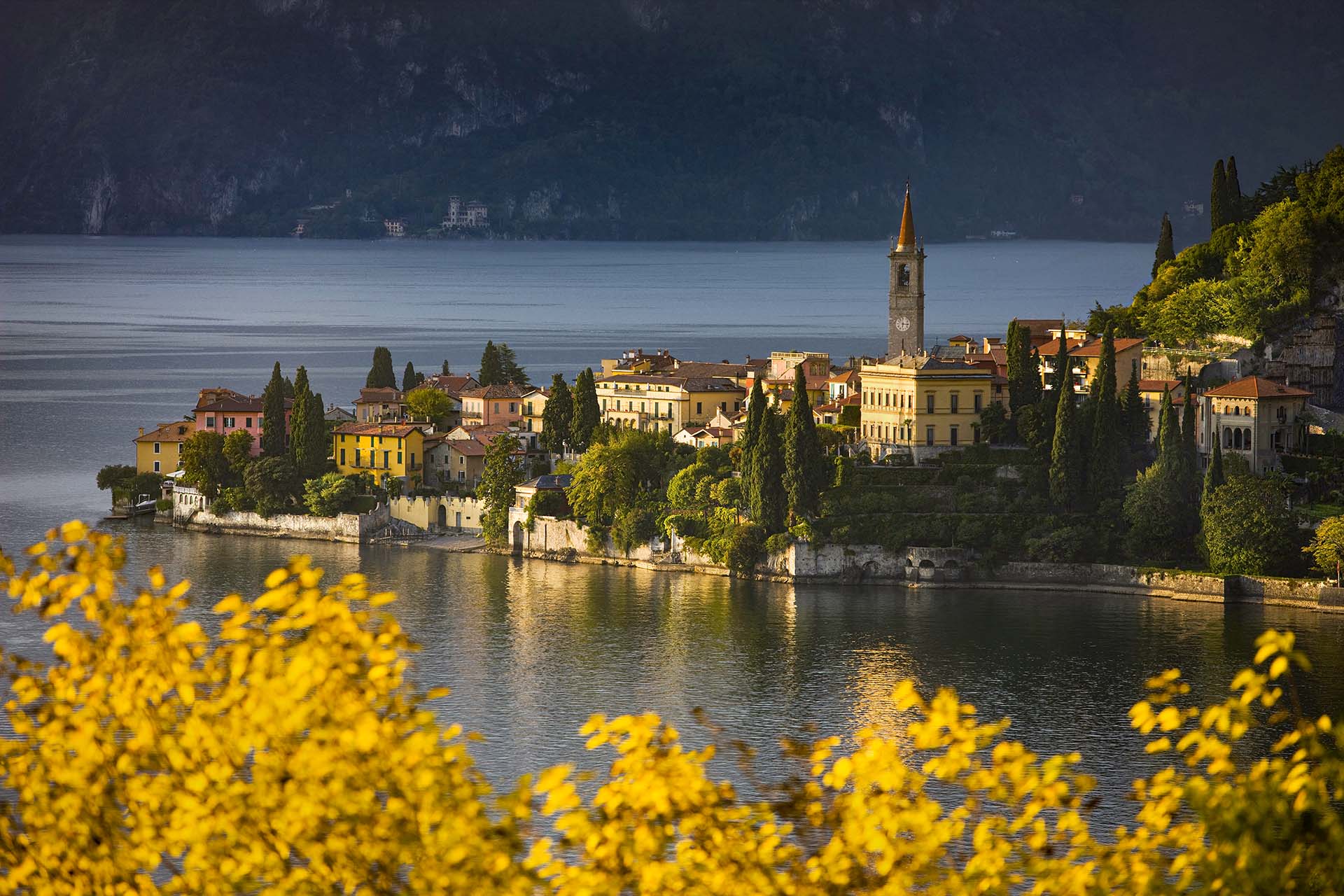 Il borgo di Varenna sul Lago di Como nella stagione autunnale.