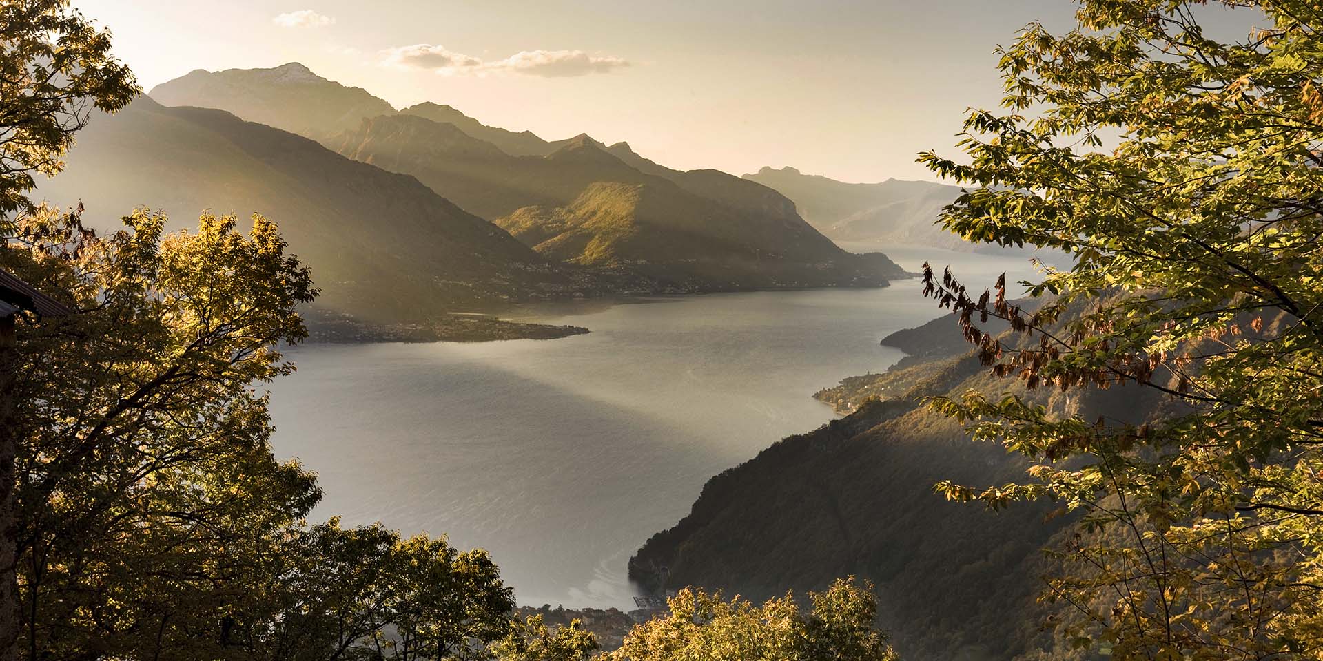 Vista del Lago di Como in autunno.