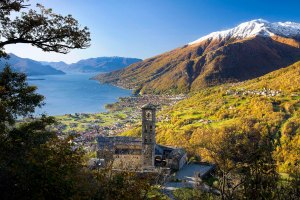 La Chiesa di Sant'Eusebio sopra il panorama del Lago di Como nel comune di Peglio