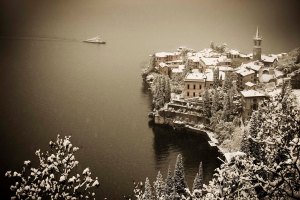 Il borgo di Varenna con la neve sul lago di Como.